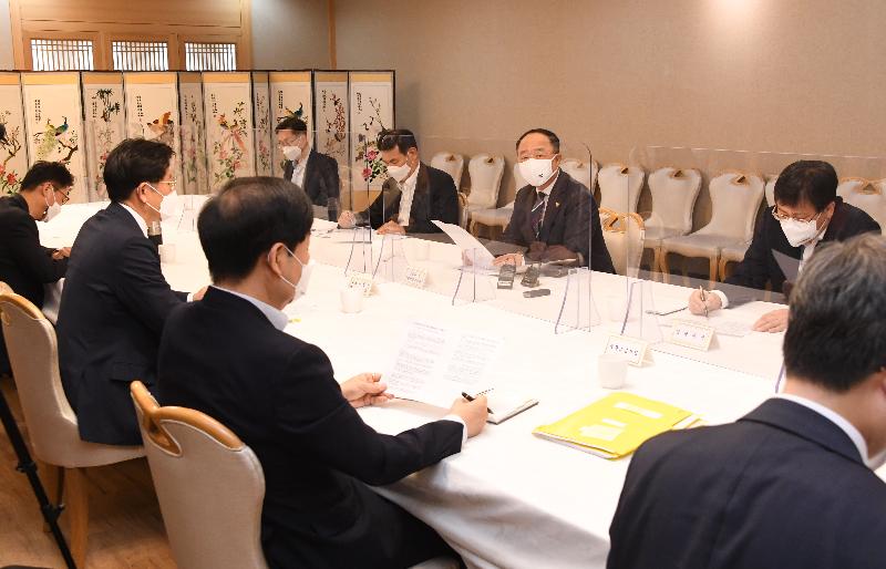 홍남기 부총리, 제30차 부동산시장 점검 관계장관회의 주재