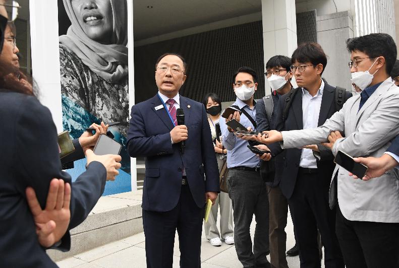 홍남기 부총리, 워싱턴 특파원 인터뷰