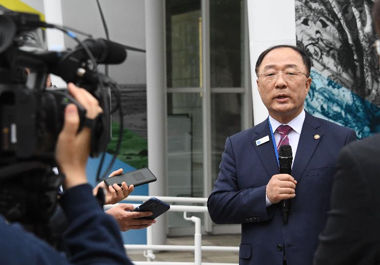 홍남기 부총리, 워싱턴 특파원 인터뷰