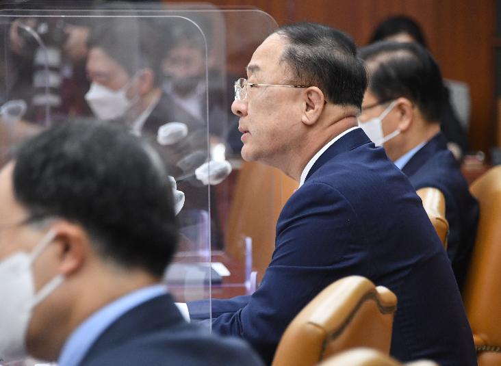 홍남기 부총리, 제1차 대외경제안보 전략회의 주재