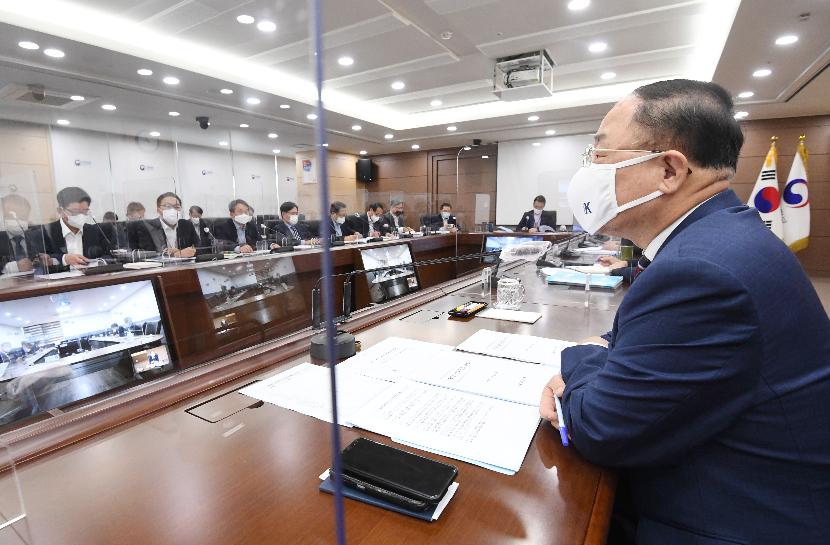 홍남기 부총리, 기획재정부 확대간부회의 주재