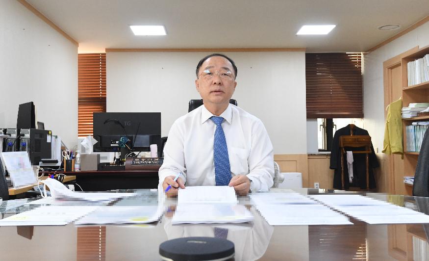 홍남기 부총리, 기획재정부 확대간부회의 주재
