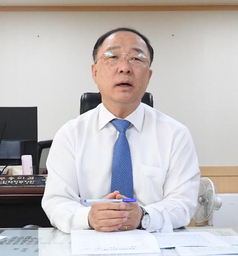 홍남기 부총리, 기획재정부 확대간부회의 주재