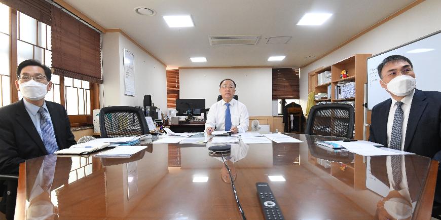 홍남기 부총리, 기획재정부 확대간부회의 주재