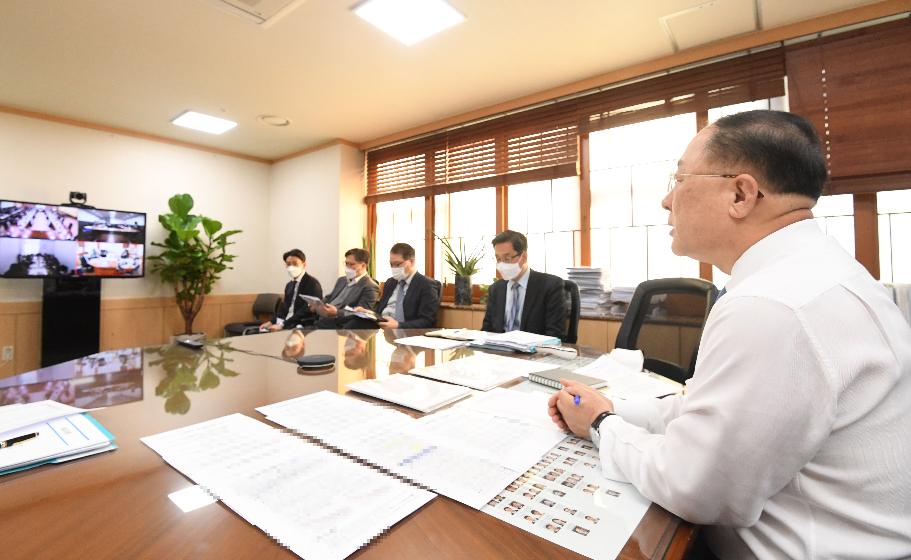 홍남기 부총리, 기획재정부 확대간부회의 주재