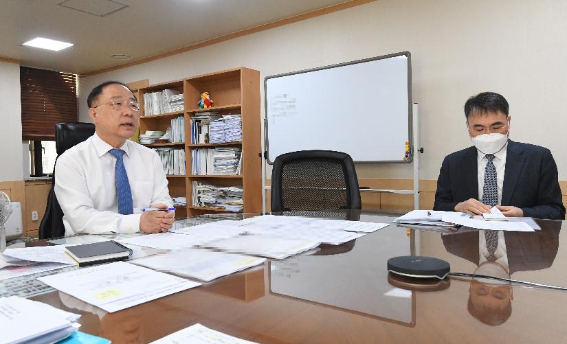 홍남기 부총리, 기획재정부 확대간부회의 주재