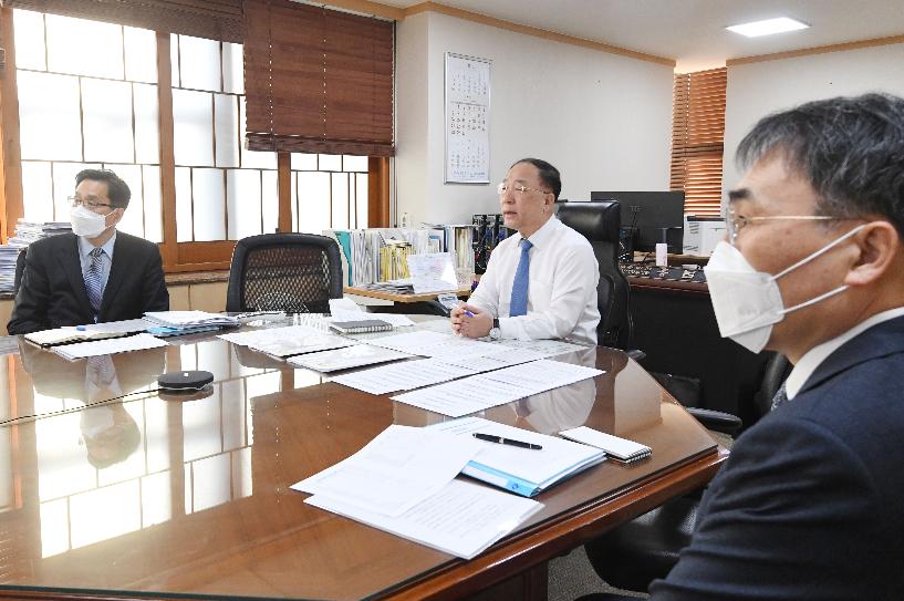 홍남기 부총리, 기획재정부 확대간부회의 주재