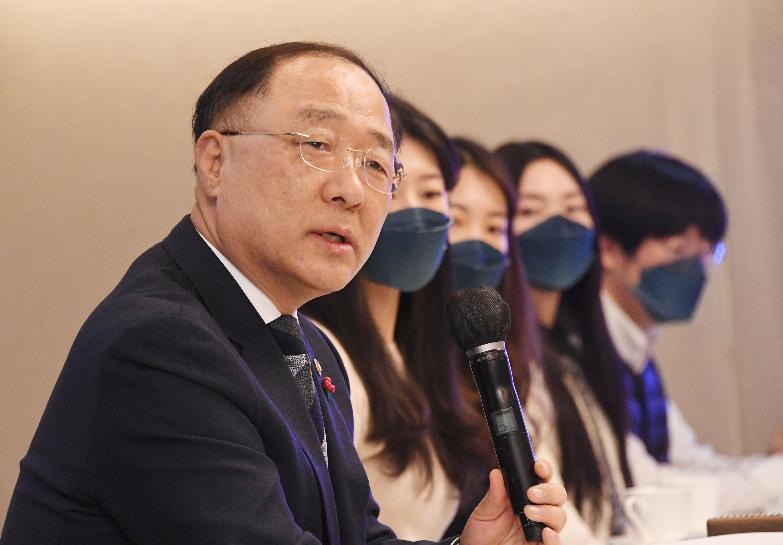 홍남기 부총리, 기획재정부 15기 소셜미디어 기자단 간담회