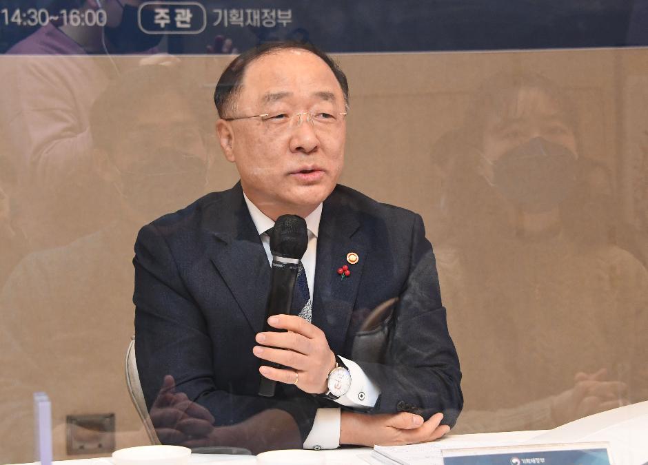 홍남기 부총리, 기획재정부 15기 소셜미디어 기자단 간담회