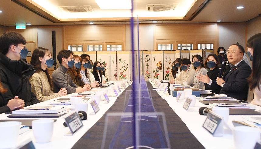 홍남기 부총리, 기획재정부 15기 소셜미디어 기자단 간담회