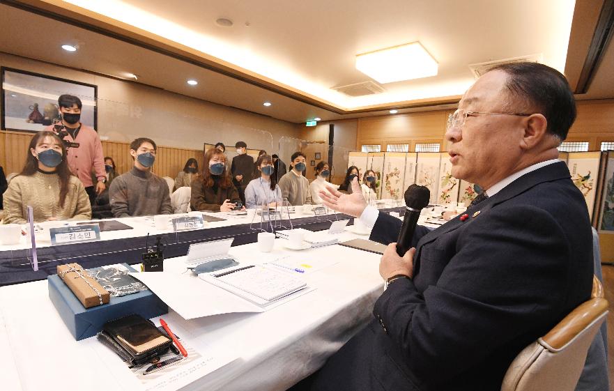홍남기 부총리, 기획재정부 15기 소셜미디어 기자단 간담회
