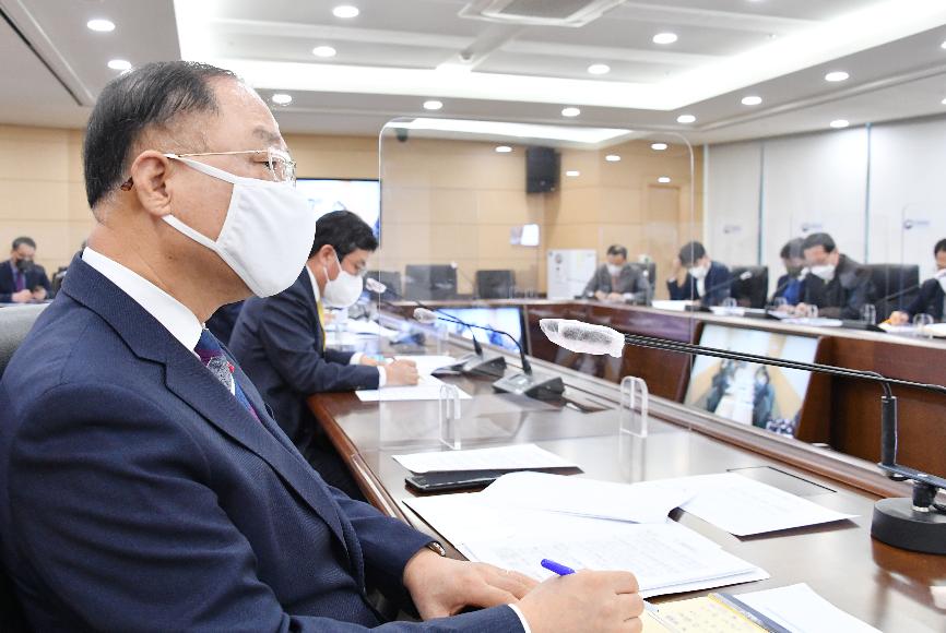 홍남기 부총리, 기획재정부 확대간부회의 주재