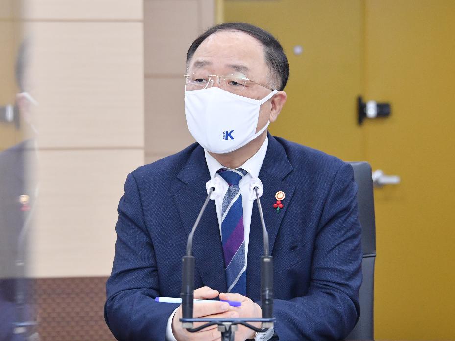 홍남기 부총리, 기획재정부 확대간부회의 주재