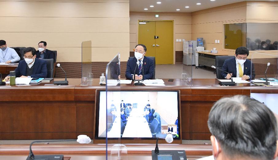홍남기 부총리, 기획재정부 확대간부회의 주재
