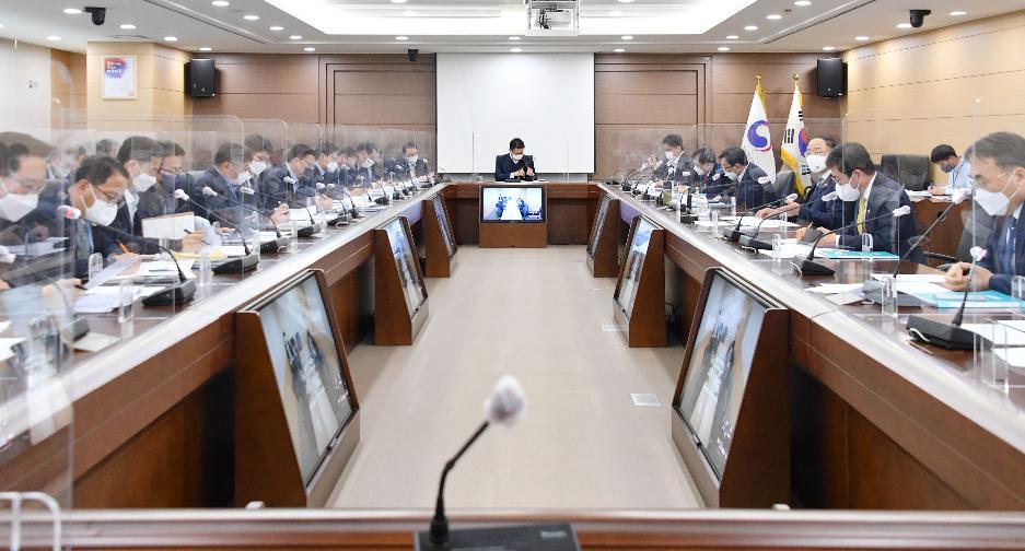 홍남기 부총리, 기획재정부 확대간부회의 주재