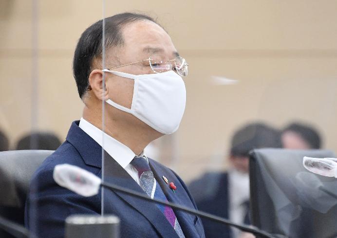 홍남기 부총리, 기획재정부 확대간부회의 주재