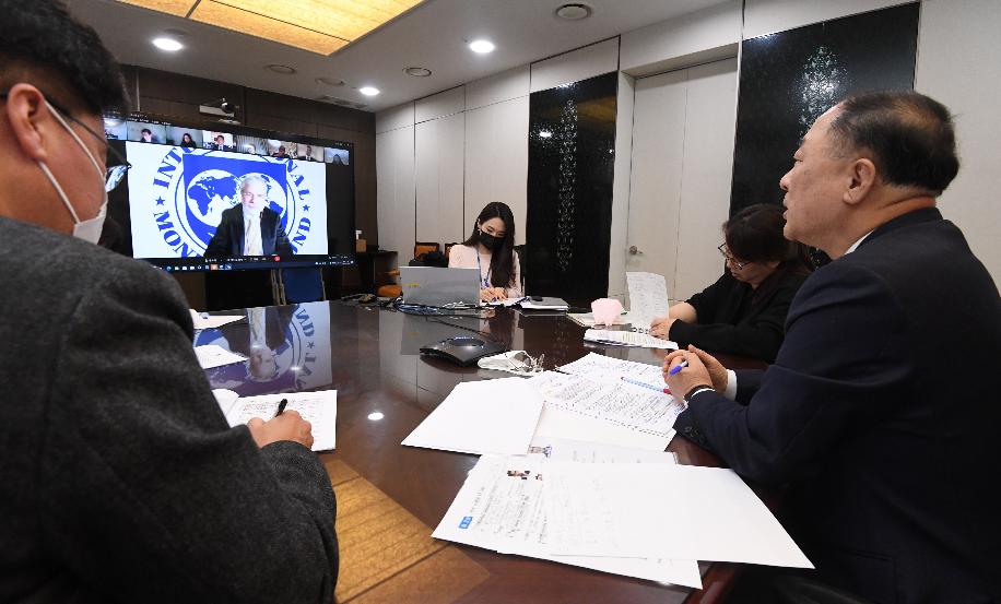홍남기 부총리, 2022년 국제통화기금(IMF) 연례협의 관련 한국 미션단 화상 면담