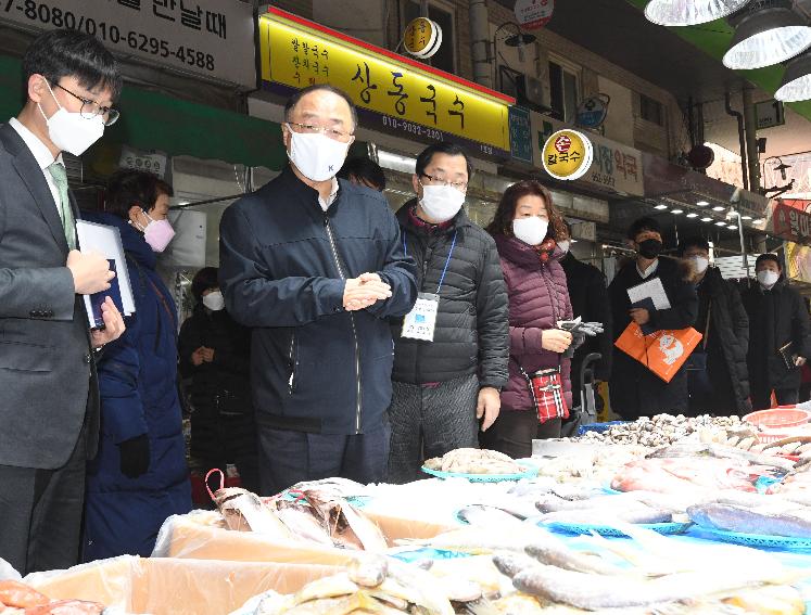 홍남기 부총리, 설 명절 전통시장 현장 방문