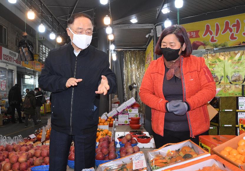 홍남기 부총리, 설 명절 전통시장 현장 방문