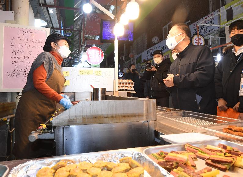 홍남기 부총리, 설 명절 전통시장 현장 방문