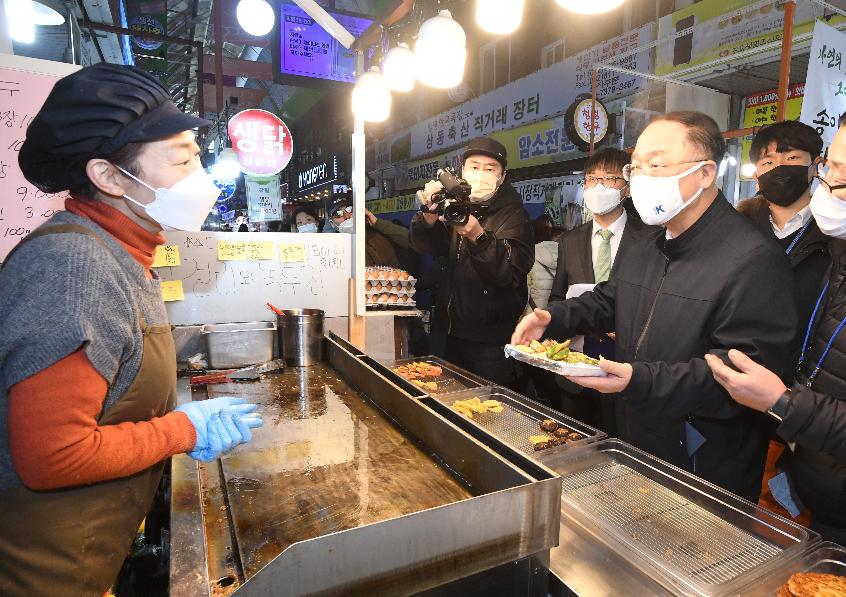 홍남기 부총리, 설 명절 전통시장 현장 방문