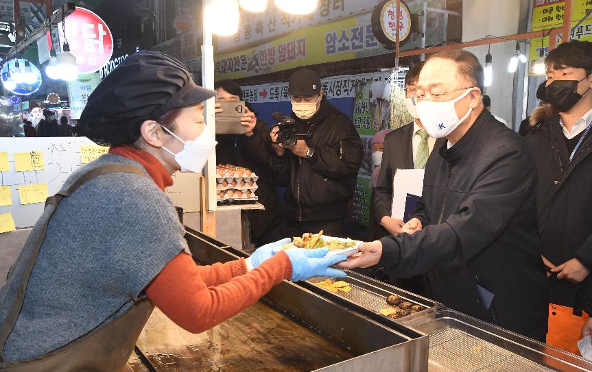 홍남기 부총리, 설 명절 전통시장 현장 방문