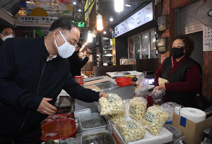 홍남기 부총리, 설 명절 전통시장 현장 방문