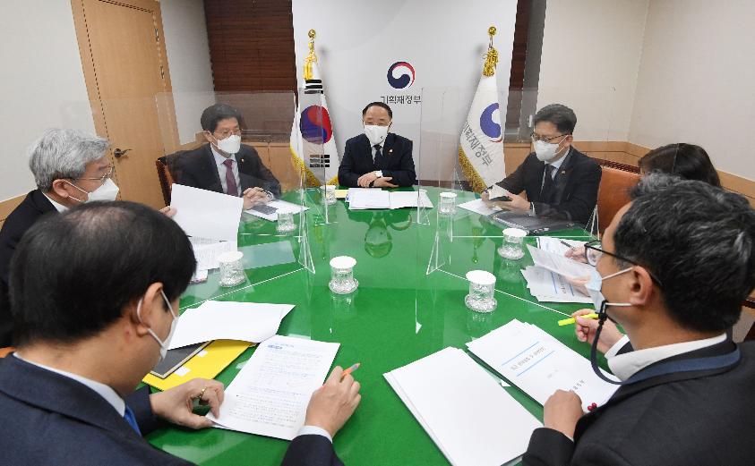 홍남기 부총리, 관계장관회의(녹실회의) 