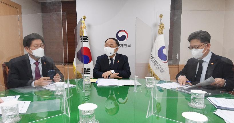 홍남기 부총리, 관계장관회의(녹실회의) 