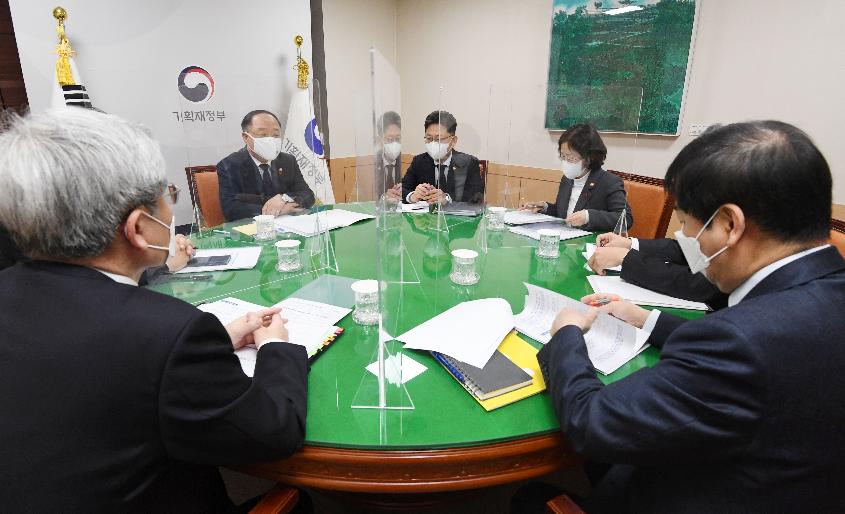 홍남기 부총리, 관계장관회의(녹실회의) 