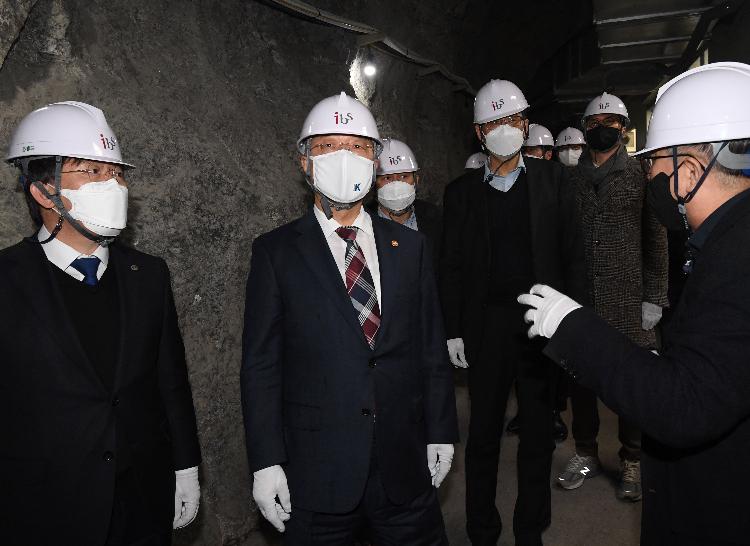 홍남기 부총리, 차세대 기초과학 연구시설 현장방문