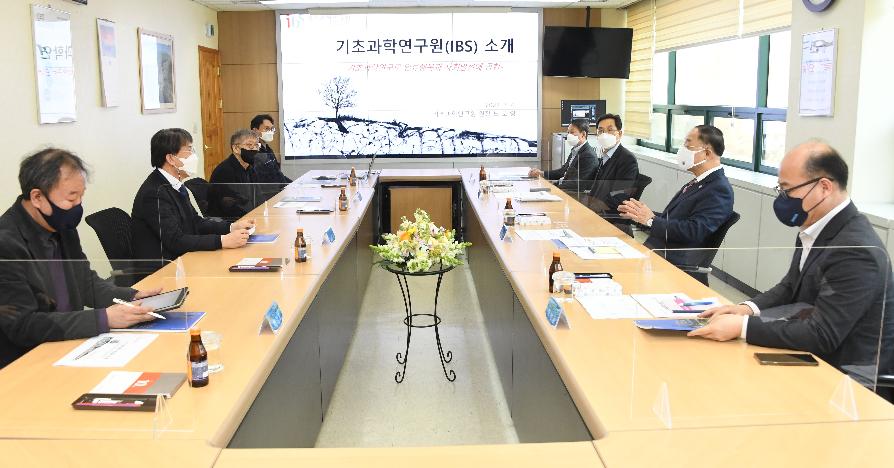 홍남기 부총리, 차세대 기초과학 연구시설 현장방문