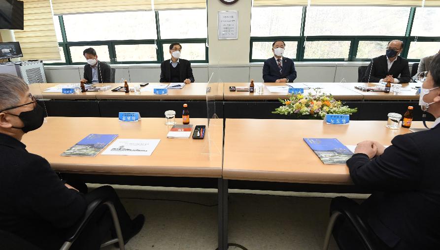 홍남기 부총리, 차세대 기초과학 연구시설 현장방문