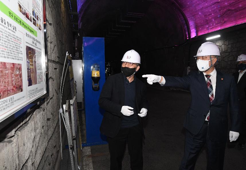 홍남기 부총리, 차세대 기초과학 연구시설 현장방문