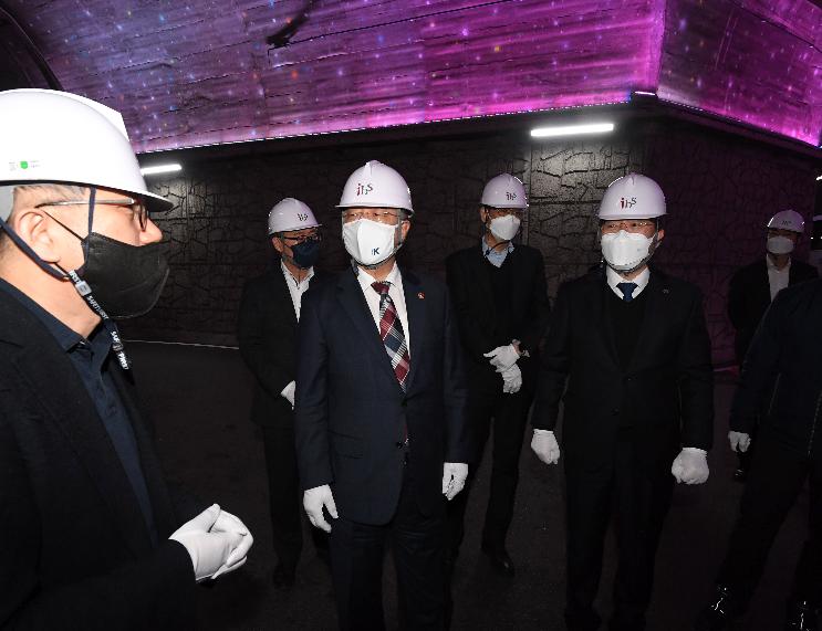 홍남기 부총리, 차세대 기초과학 연구시설 현장방문