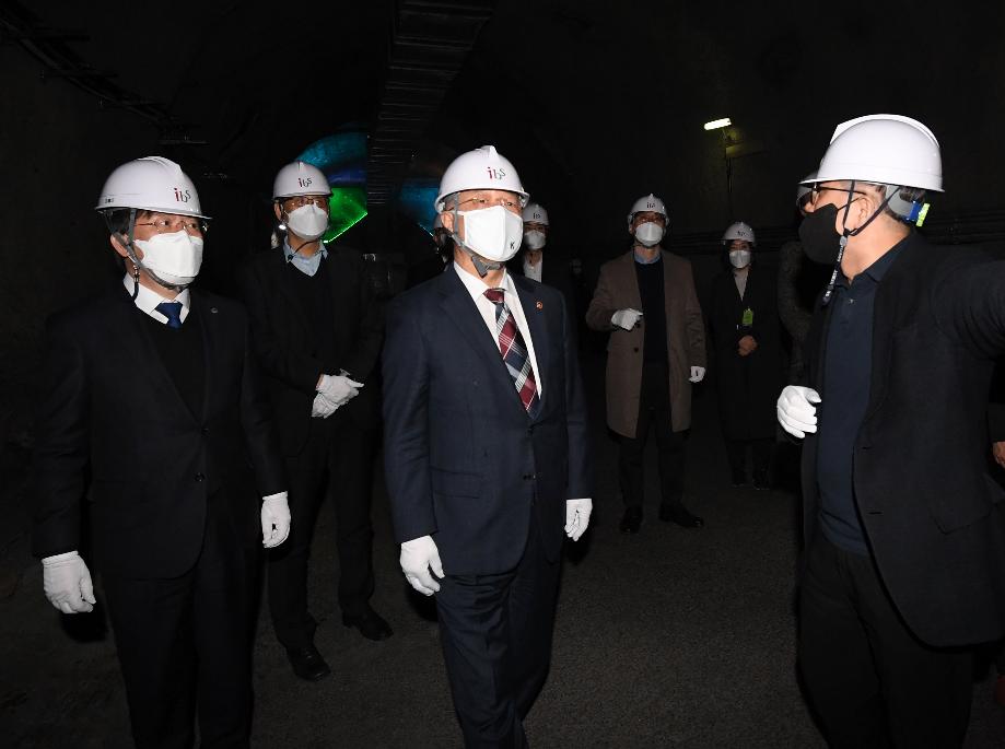 홍남기 부총리, 차세대 기초과학 연구시설 현장방문