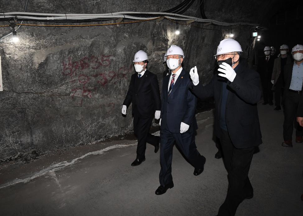 홍남기 부총리, 차세대 기초과학 연구시설 현장방문