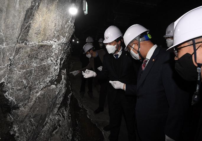 홍남기 부총리, 차세대 기초과학 연구시설 현장방문