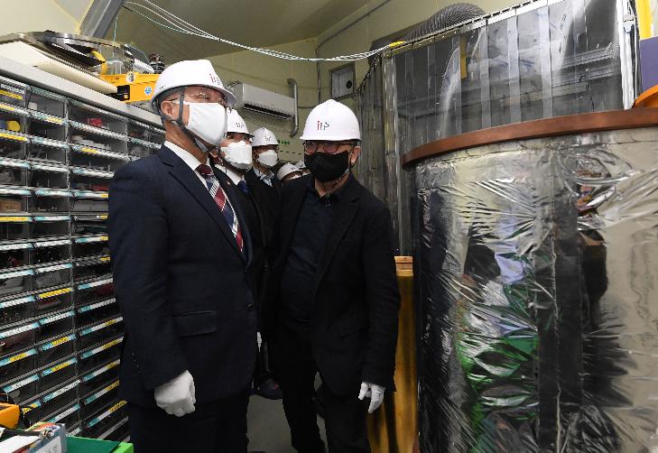 홍남기 부총리, 차세대 기초과학 연구시설 현장방문