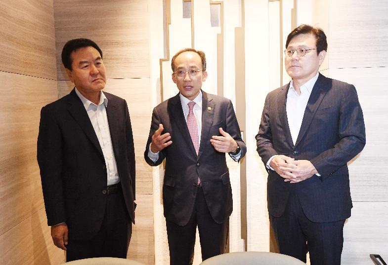 추경호 부총리, 신제윤, 최종구 전 금융위원장과 최근 금융·외환시장 상황, 과거 정책경험 및 대응방안 의견 교환