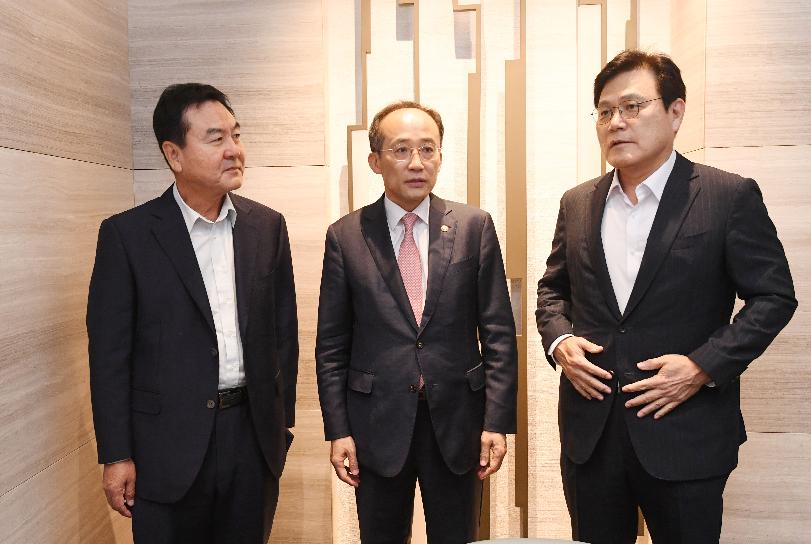 추경호 부총리, 신제윤, 최종구 전 금융위원장과 최근 금융·외환시장 상황, 과거 정책경험 및 대응방안 의견 교환