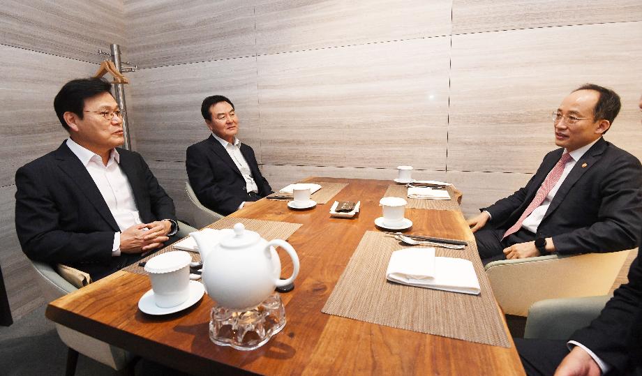 추경호 부총리, 신제윤, 최종구 전 금융위원장과 최근 금융·외환시장 상황, 과거 정책경험 및 대응방안 의견 교환