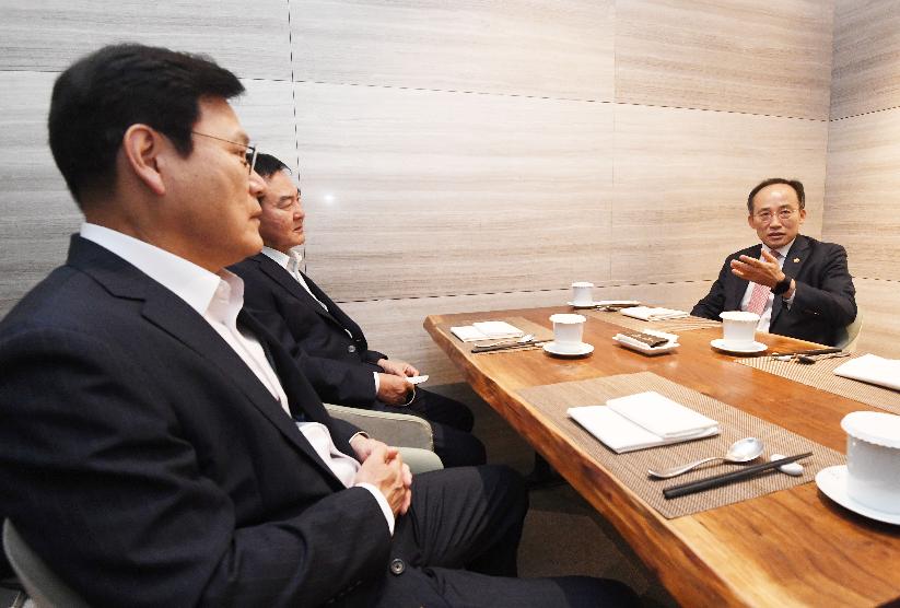 추경호 부총리, 신제윤, 최종구 전 금융위원장과 최근 금융·외환시장 상황, 과거 정책경험 및 대응방안 의견 교환