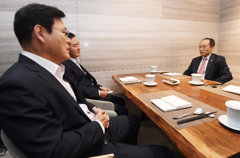 추경호 부총리, 신제윤, 최종구 전 금융위원장과 최근 금융·외환시장 상황, 과거 정책경험 및 대응방안 의견 교환