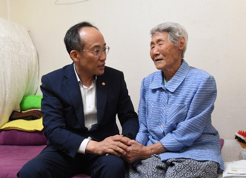 추경호 부총리, 노인복지 현장방문