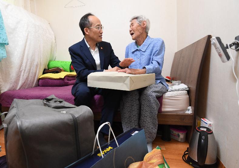 추경호 부총리, 노인복지 현장방문