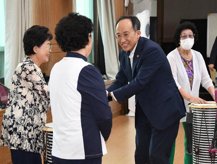 추경호 부총리, 노인복지 현장방문