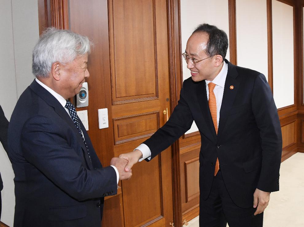 추경호 부총리, 진리췬 아시아인프라투자은행(AIIB) 총재 면담