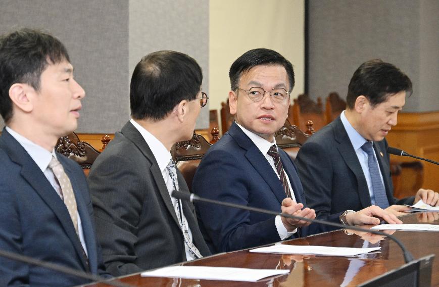 최상목 부총리, 비상거시경제금융회의 주재
