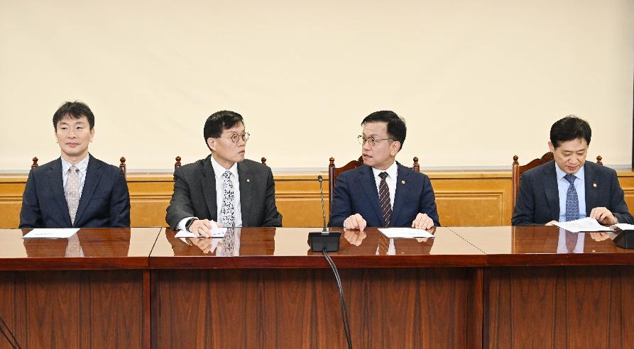 최상목 부총리, 비상거시경제금융회의 주재